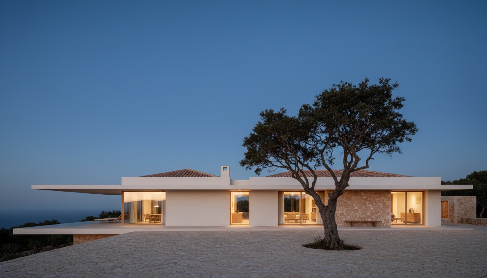 Casa mediterránea contemporánea al anochecer